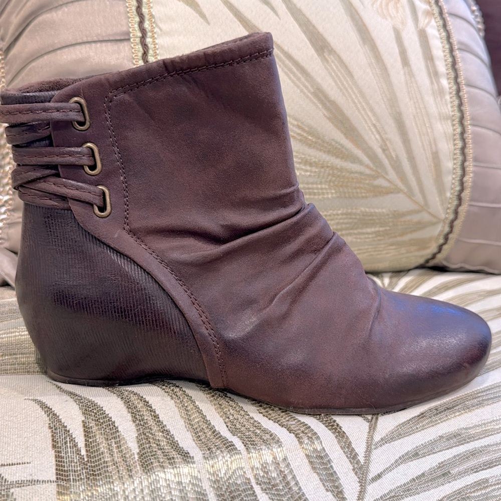 Baretraps Sesame covered wedge bootie in brown 6.5